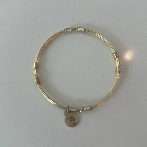 Bourbon and bowties, bangle bracelets, set of three, gold &silver mixed like new - Picture 4 of 8